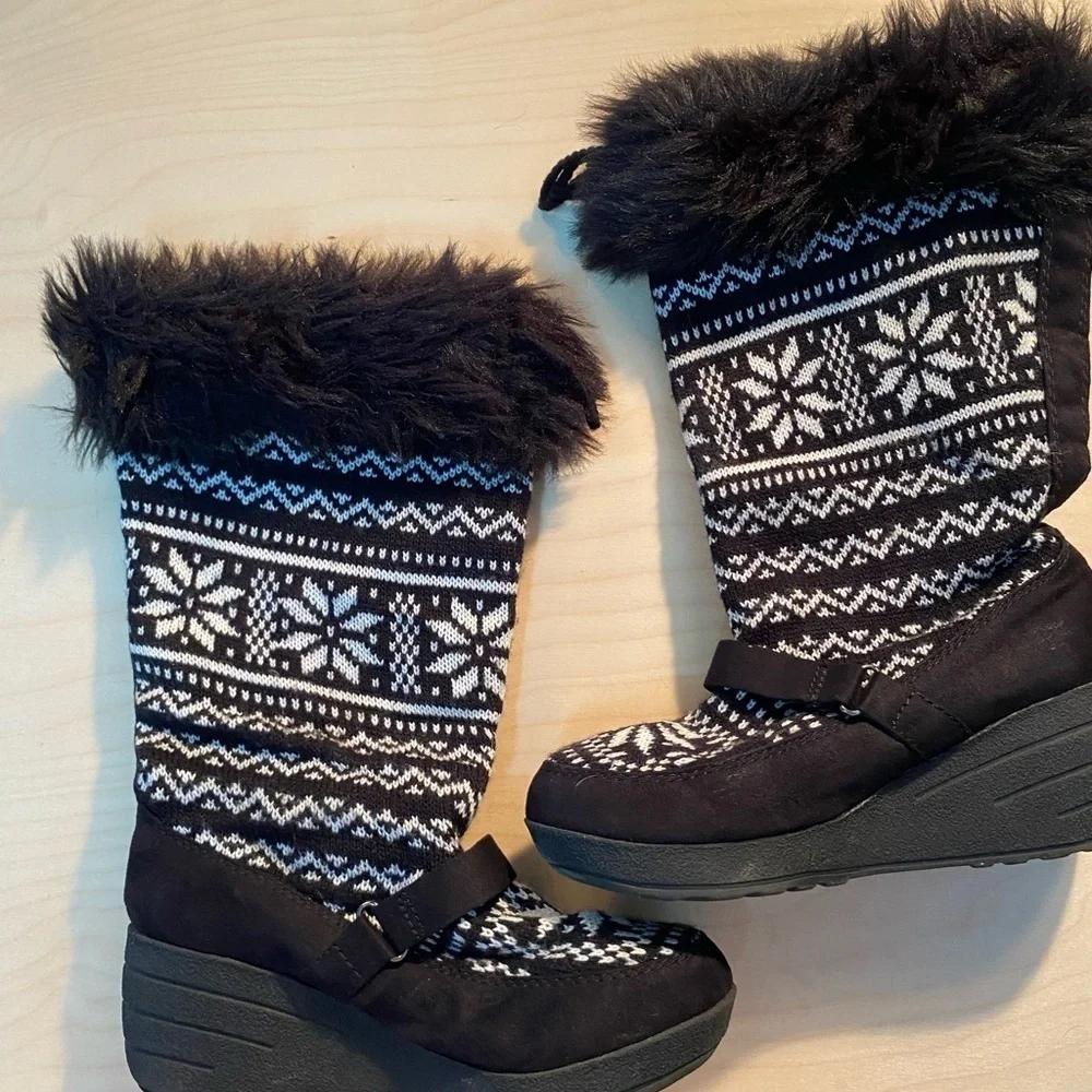 Red Camel Summit Black White Knit Snowflake Wedge Boot size 8M (GO)